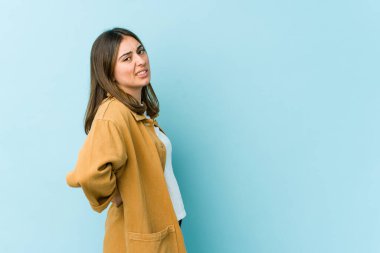 Sırt ağrısı çeken beyaz bir kadın..