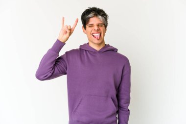 Genç, sıska İspanyol adam parmaklarıyla taş hareketi yapıyor.