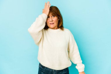 Üst düzey beyaz kadın bir şeyi unutuyor. Alnına avuç içiyle vurup gözlerini kapatıyor..