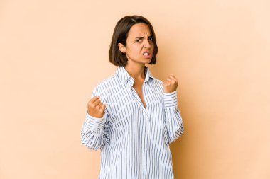 Latin kökenli genç bir kadın münakaşa sonucu yumruk, öfke, kavga ve boks atıyor..