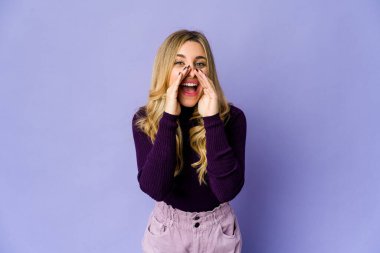 Genç, beyaz, sarışın kadın heyecanla bağırıyor..