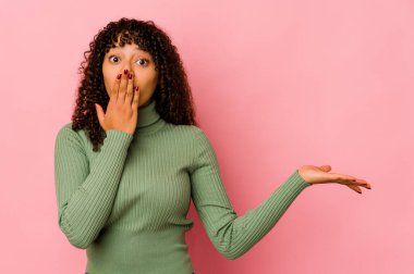 Genç Afrikalı Afro-Amerikan kadın Palm 'da fotokopi alanı tutmaktan etkilendi..