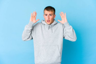 Kafkasyalı yakışıklı genç adamın bir fikri, ilham konsepti var..