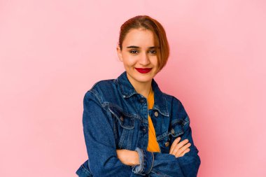 Genç Arap melez, kendinden emin, kararlılıkla kollarını kavuşturan bir kadın..