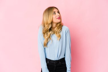 Beyaz tenli sarışın bir kadın avucunun içinde fotokopi masası tutuyor, el üstünde tutuyor. Şaşırmış ve mutlu..