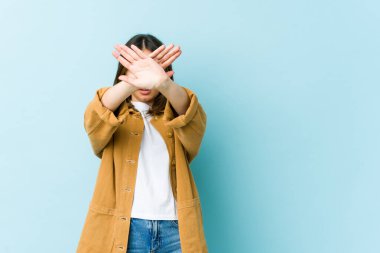 Kafkasyalı genç bir kadın iki kolu çapraz tutuyor, inkar kavramı..