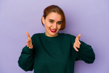 Genç Arap melez kadın iki eliyle bir şey tutuyor, ürün sunumu..