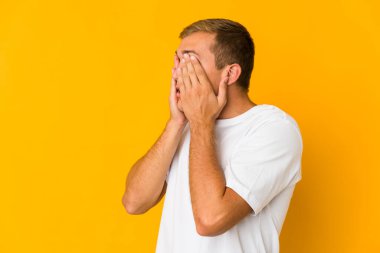 Beyaz tenli yakışıklı adam elleriyle gözlerini kapatmaktan korkuyor..