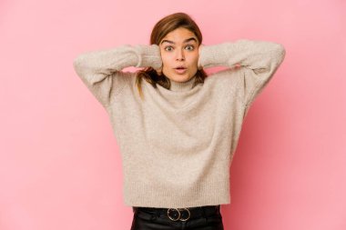 Genç, sıska, beyaz, genç bir kız. Kulaklarını elleriyle kapatıyor. Gürültülü sesler duymamaya çalışıyor..