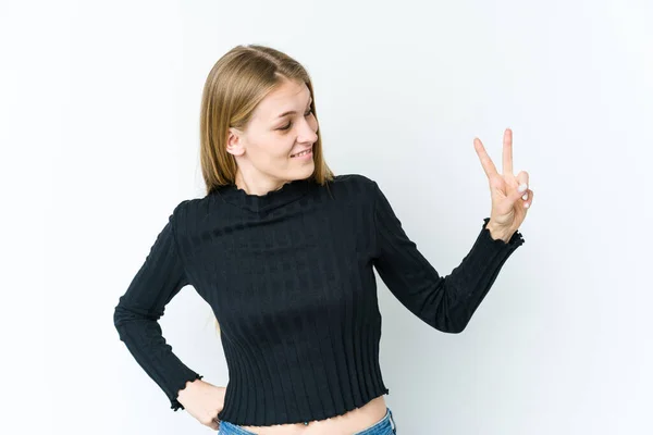 Ung Blond Kvinne Isolert Hvit Bakgrunn Lykkelig Bekymringsløs Med Fredssymbol – stockfoto