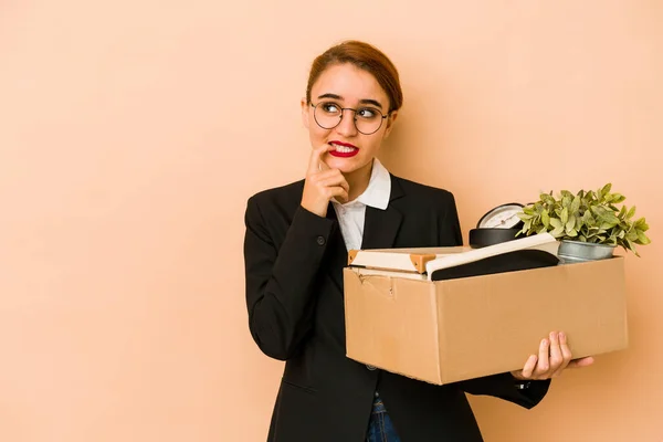 Jovem Magro Árabe Empresária Movendo Trabalho Isolado Relaxado Pensando Algo — Fotografia de Stock