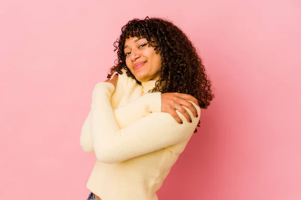 Jovem Afro Americana Africana Mulher Isolada Abraços Sorrindo Despreocupado Feliz — Fotografia de Stock