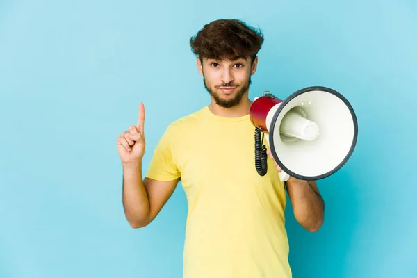 Ung Arabisk Man Som Håller Megafon Som Visar Nummer Ett — Stockfoto