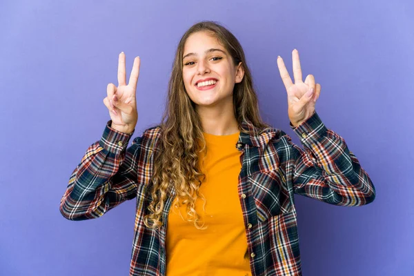 Jovem Caucasiano Bonito Mulher Mostrando Sinal Vitória Sorrindo Amplamente — Fotografia de Stock