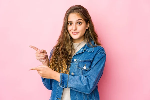 Kafkasyalı Genç Bir Kadın Işaret Parmağıyla Fotokopi Alanını Göstererek Şok — Stok fotoğraf