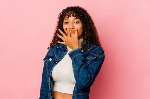 Joven Afroamericana Afro Mujer Aislada Dudando Entre Dos Opciones — Foto de Stock