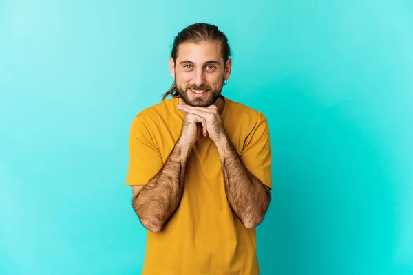 Jongeman Met Lang Haar Look Houdt Handen Onder Kin Kijkt — Stockfoto