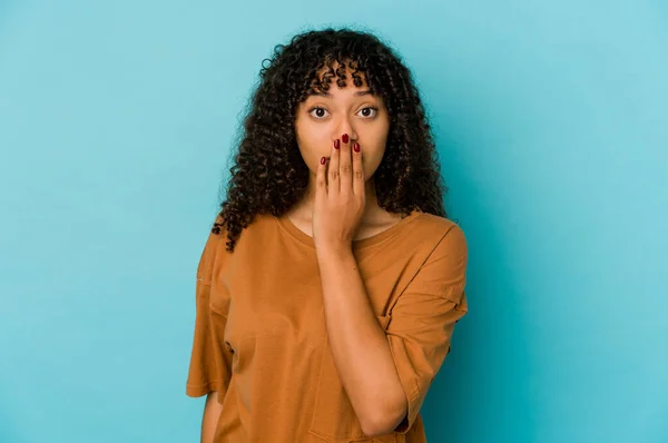 Jonge Afrikaans Amerikaanse Afro Vrouw Geïsoleerd Geschokt Bedekken Mond Met — Stockfoto