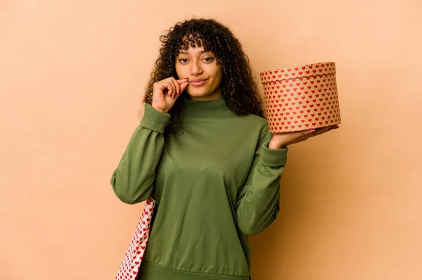 Ung Afrikansk Amerikansk Afro Kvinna Håller Alla Hjärtans Dag Gåva — Stockfoto