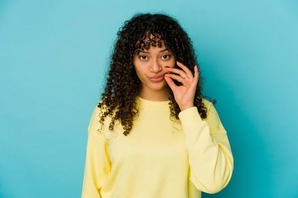 若いアフリカ系アメリカ人のアフロ女性は秘密を保持唇に指で隔離 — ストック写真