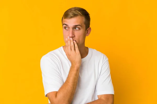 Jovem Caucasiano Bonito Homem Bocejando Mostrando Gesto Cansado Cobrindo Boca — Fotografia de Stock