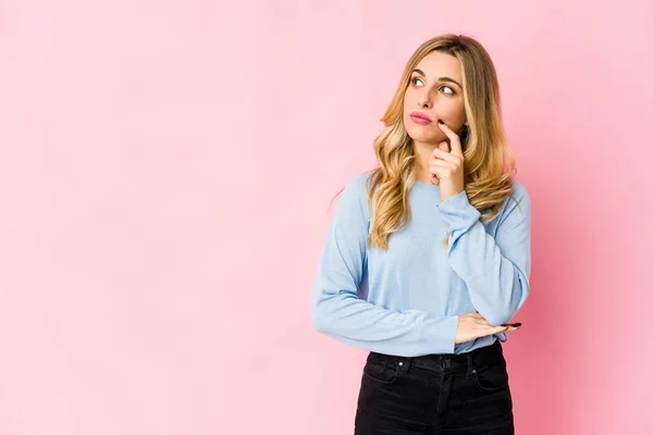 Giovane Donna Bionda Caucasica Che Presta Giuramento Mettendo Mano Sul — Foto Stock