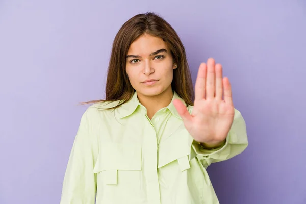 Jeune Adolescente Caucasienne Maigre Sur Fond Violet Debout Avec Main — Photo