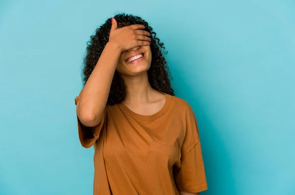 Giovane Afroamericana Afro Donna Isolata Copre Gli Occhi Con Mani — Foto Stock