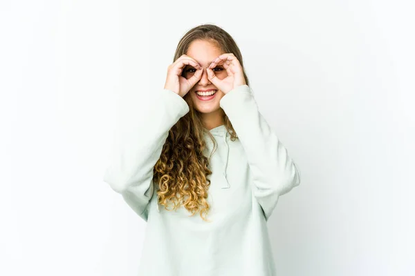 Joven Mujer Caucásica Mostrando Signo Aceptable Sobre Los Ojos — Foto de Stock