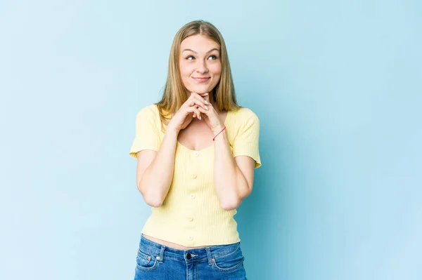 Jonge Blonde Vrouw Geïsoleerd Blauwe Achtergrond Houdt Handen Onder Kin — Stockfoto