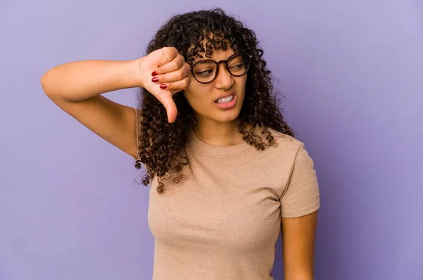 Jong Afrikaans Amerikaans Afro Vrouw Geïsoleerd Tonen Duim Naar Beneden — Stockfoto