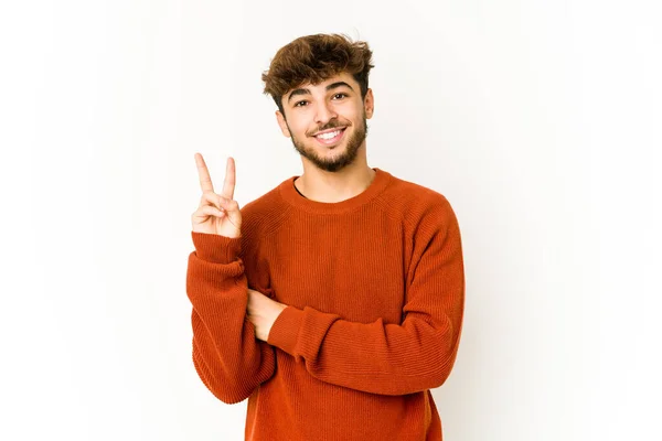 Mladý Arabský Muž Bílém Pozadí Ukazující Číslo Dvě Prsty — Stock fotografie