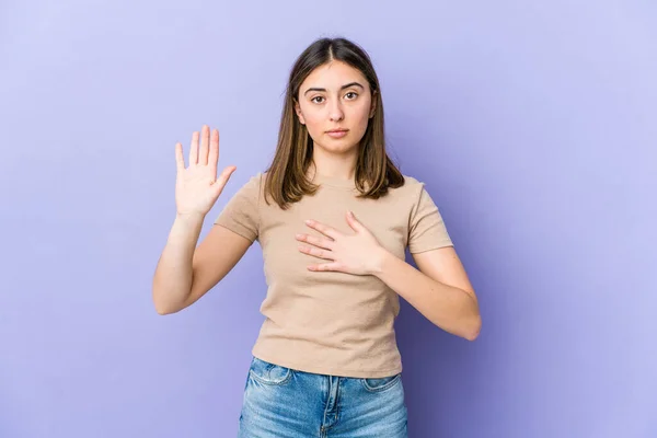 Junge Kaukasierin Legt Einen Eid Und Legt Die Hand Auf — Stockfoto