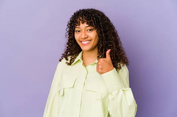 年轻的非洲裔美国女人孤独地微笑着 竖起大拇指 — 图库照片