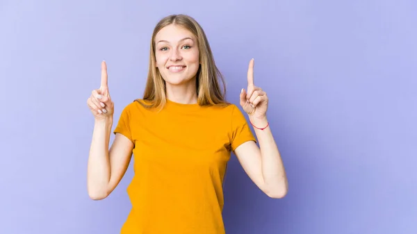 Junge Blonde Frau Isoliert Auf Lila Hintergrund Zeigt Mit Beiden — Stockfoto