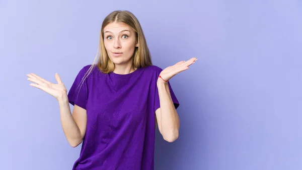 Jong Blond Vrouw Geïsoleerd Paars Achtergrond Verrast Geschokt — Stockfoto