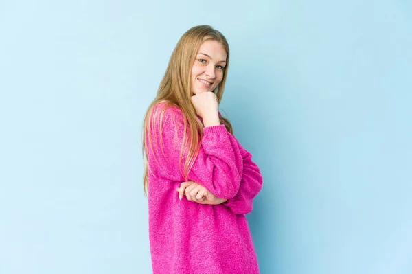 Jong Blond Vrouw Geïsoleerd Blauwe Achtergrond Glimlachen Gelukkig Zelfverzekerd Aanraken — Stockfoto