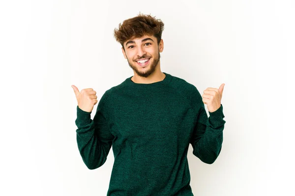 Młody Arabski Człowiek Białym Tle Podnosząc Oba Kciuki Górę Uśmiechnięty — Zdjęcie stockowe