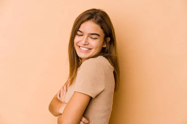 Młody Chudy Biały Nastolatek Dziewczyna Uśmiecha Pewny Skrzyżowanymi Ramionami — Zdjęcie stockowe