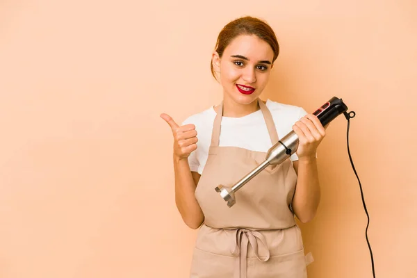 Joven Árabe Flaco Cocinero Mujer Sonriendo Levantando Pulgar Hacia Arriba —  Fotos de Stock