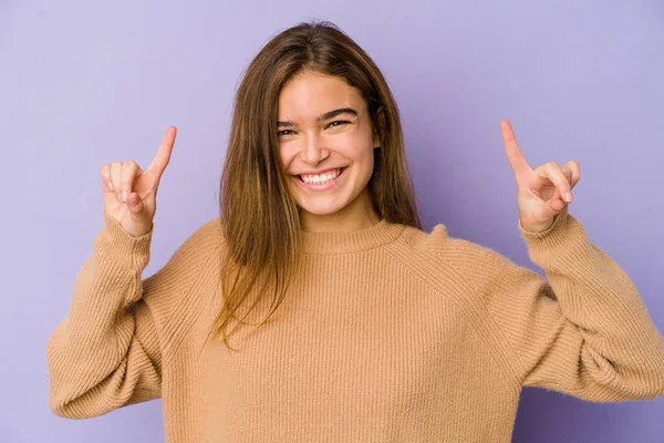 Jong Mager Kaukasisch Meisje Tiener Paarse Achtergrond Geeft Met Beide — Stockfoto