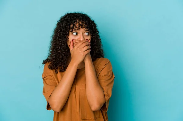 Jong Afrikaans Amerikaans Afro Vrouw Geïsoleerd Doordacht Zoek Naar Een — Stockfoto