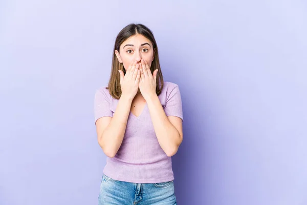 Jonge Blanke Vrouw Geschokt Bedekken Mond Met Handen Angstig Iets — Stockfoto