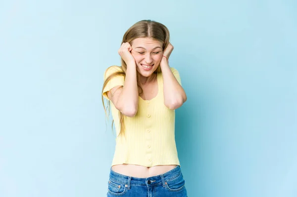 Jeune Femme Blonde Isolée Sur Fond Bleu Couvrant Les Oreilles — Photo