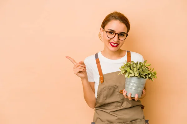 Joven Mujer Jardinero Árabe Flaco Sonriendo Señalando Lado Mostrando Algo —  Fotos de Stock