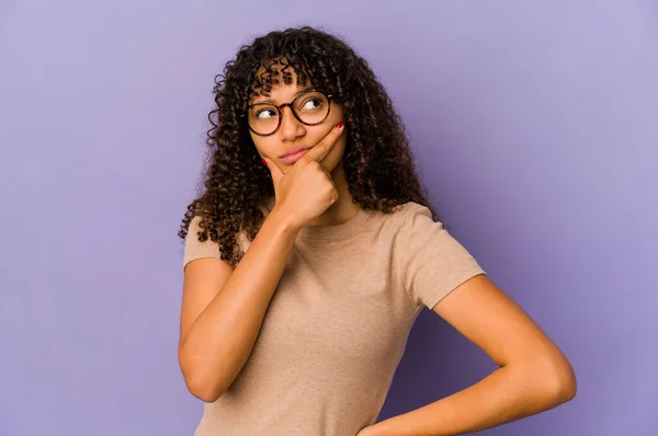 Joven Afroamericana Afro Mujer Aislada Contemplando Planificando Una Estrategia Pensando —  Fotos de Stock