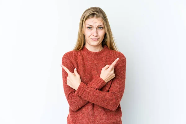 Giovane Donna Bionda Isolata Sfondo Bianco Punti Lateralmente Sta Cercando — Foto Stock