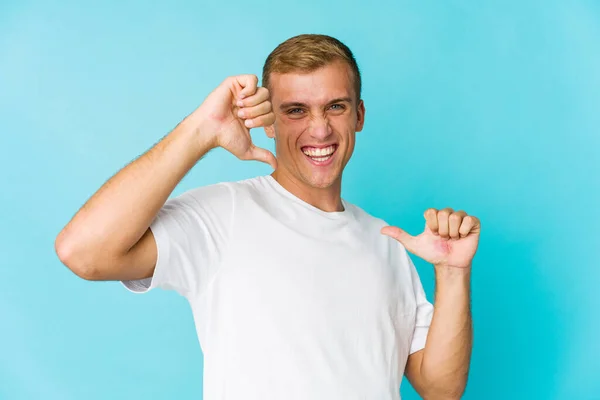 Jonge Blanke Knappe Man Voelt Zich Trots Zelfverzekerd Voorbeeld Volgen — Stockfoto