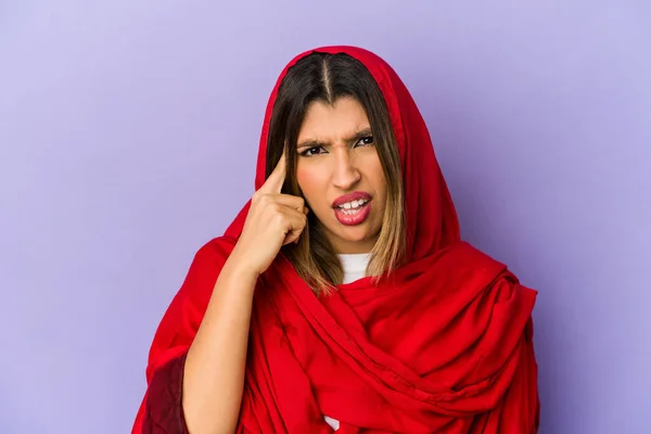 Jovem Indiana Vestindo Hijab Isolado Mostrando Gesto Decepção Com Indicador — Fotografia de Stock
