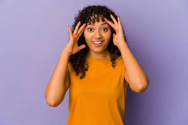 Joven Afroamericana Afro Mujer Aislada Recibiendo Una Grata Sorpresa Excitada —  Fotos de Stock